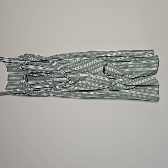 Thread story size lg cropped pantsuit open back tiesat bra line. - Picture 4 of 7